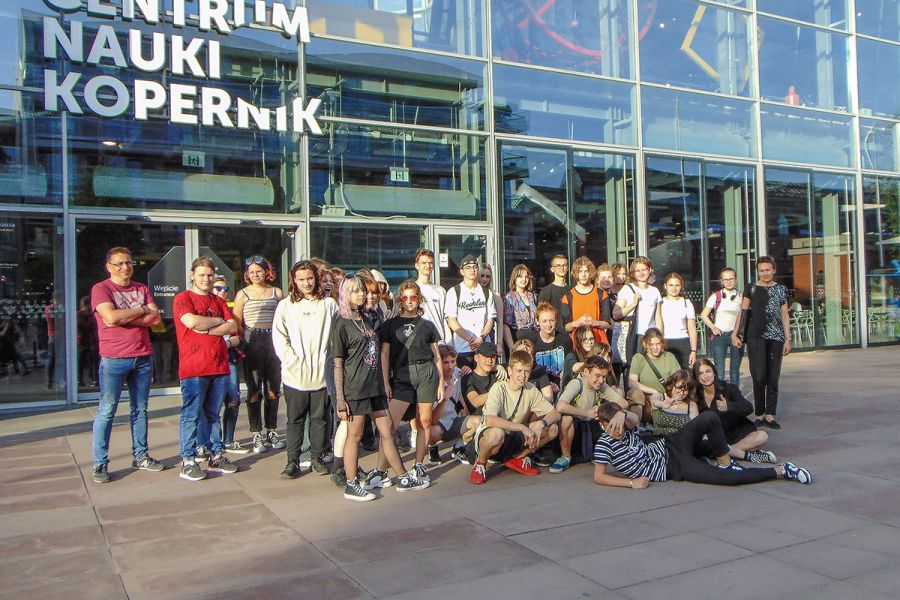 grupa uczniów przed wejściem do Centrum Nauki Kopernik