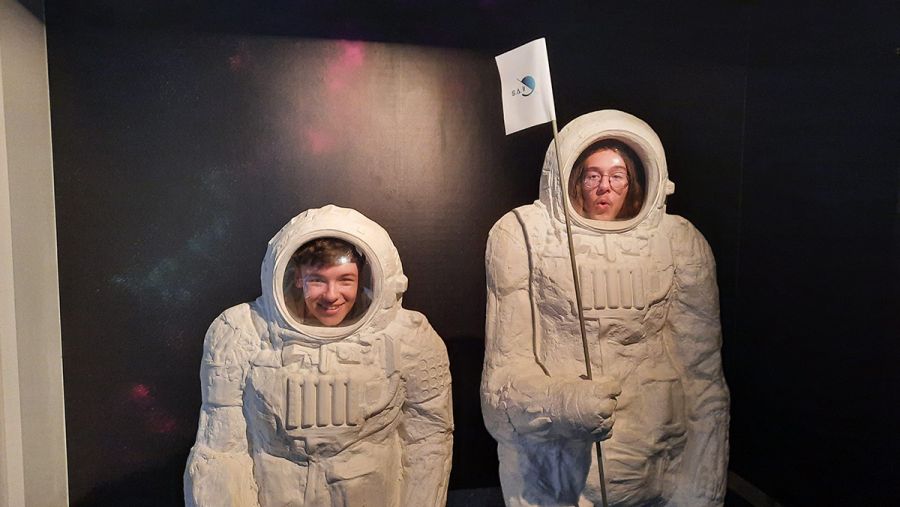 dwóch uczniów w imitacji skafandrów kosmicznych